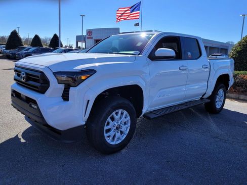 Certified 2025 Toyota Tacoma SR5 image 3