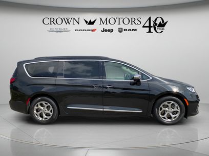 Used 2023 Chrysler Pacifica Limited w/ Uconnect Theater Family Group