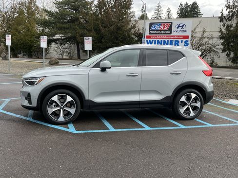 Used 2024 Volvo XC40 B5 Plus image 2
