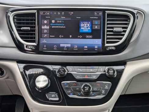 Used 2024 Chrysler Pacifica Touring-L FWD image 17
