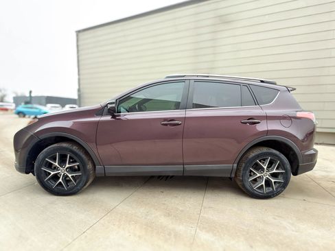 Used 2018 Toyota RAV4 SE image 4