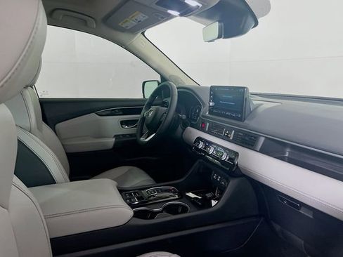 Used 2025 Honda Pilot Touring image 9