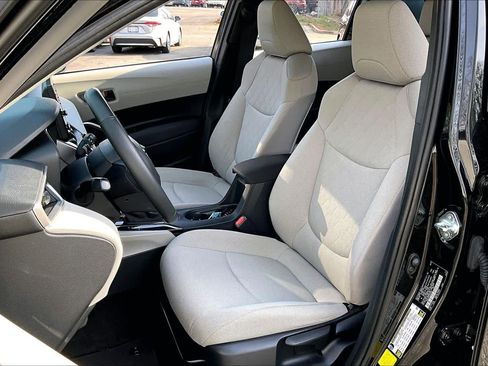 Certified 2022 Toyota Corolla Cross LE image 8