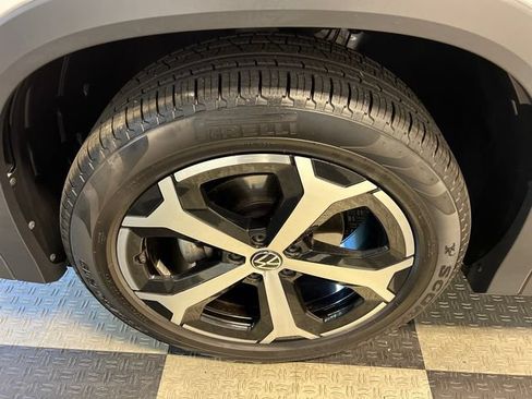 Certified 2025 Volkswagen Tiguan SE FWD image 9