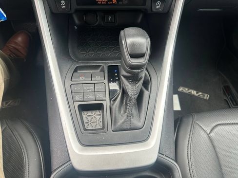 Used 2020 Toyota RAV4 LE AWD/4WD image 22