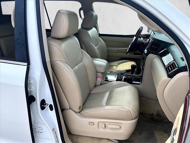 Used 2011 Lexus LX 570 4WD w/ Luxury Pkg w/Pre-crash image 9