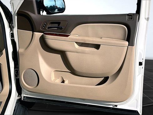 Used 2013 Chevrolet Avalanche LTZ image 25