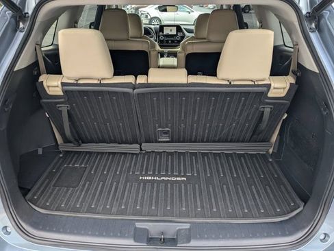 Used 2023 Toyota Highlander XLE FWD image 17
