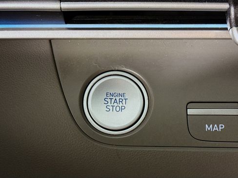 Used 2024 Hyundai Elantra SEL image 21