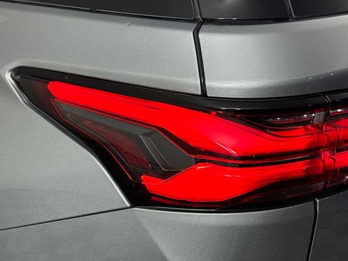 Used 2023 Chevrolet Traverse LT image 32