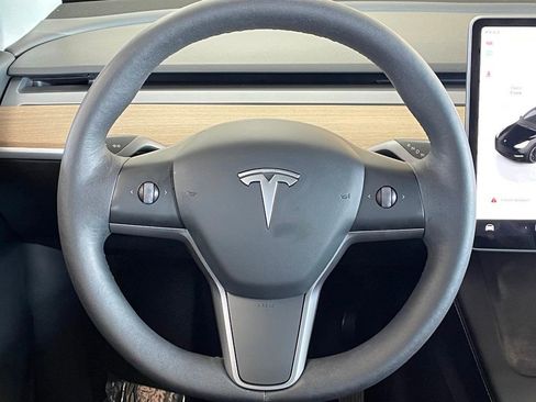 Used 2022 Tesla Model Y Long Range image 24