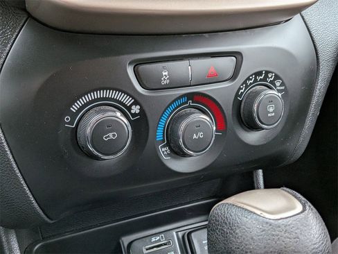 Used 2017 Jeep Cherokee Sport image 14