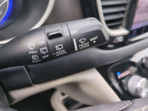 Used 2022 Chrysler Pacifica Touring-L image 25