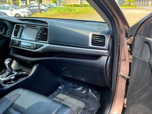 Used 2018 Toyota Highlander Limited Platinum AWD/4WD image 19
