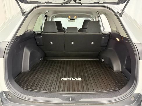 Used 2019 Toyota RAV4 LE AWD/4WD image 23