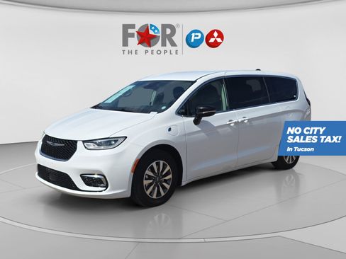Used 2024 Chrysler Pacifica Limited FWD image 1