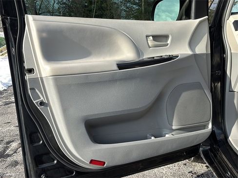 Used 2012 Toyota Sienna LE image 28