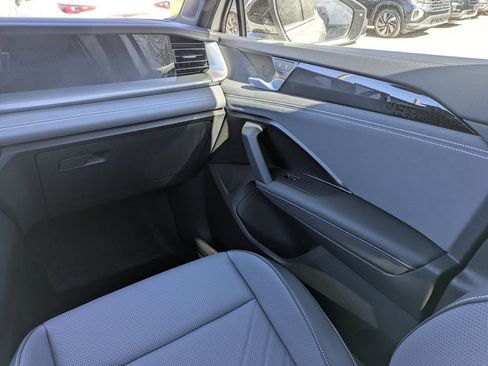 New 2026 Volkswagen Tiguan SE R-Line FWD image 21