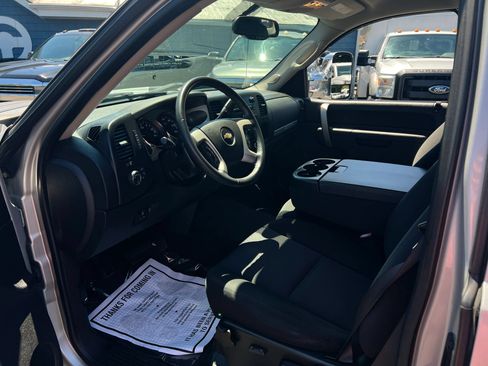 Used 2010 Chevrolet Silverado 2500 LT w/ Interior Plus Package AWD/4WD image 10