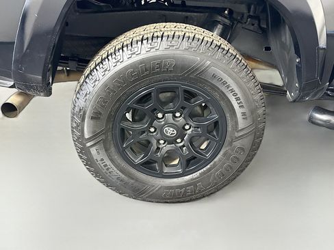 Used 2022 Toyota Tacoma SR5 w/ Technology Package image 32