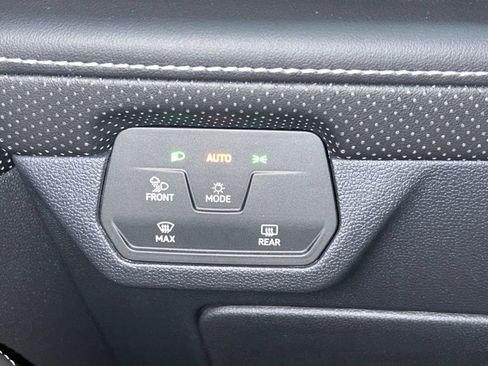Used 2024 Volkswagen Atlas Cross Sport SE FWD image 31