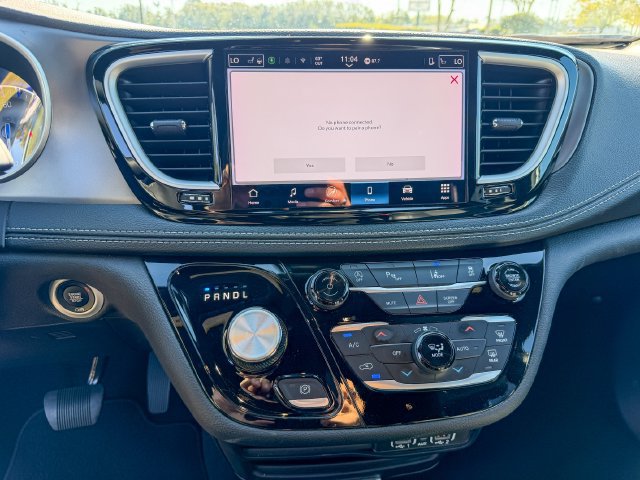 Used 2025 Chrysler Pacifica Select FWD image 14