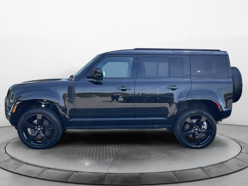 Used 2024 Land Rover Defender 110 X-Dynamic SE AWD/4WD image 4
