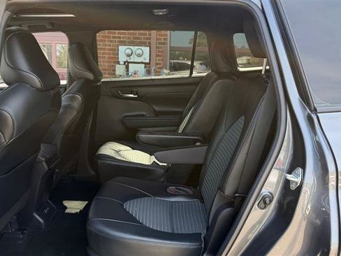 Used 2022 Toyota Highlander XSE FWD image 21