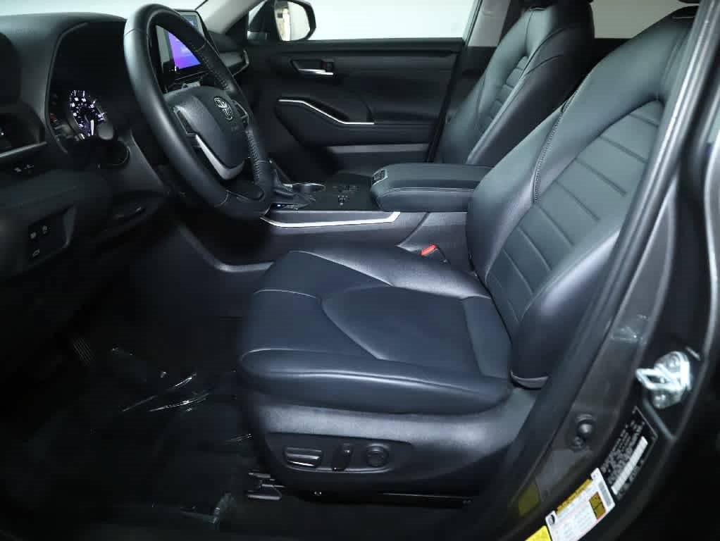 Used 2023 Toyota Highlander XLE FWD image 18