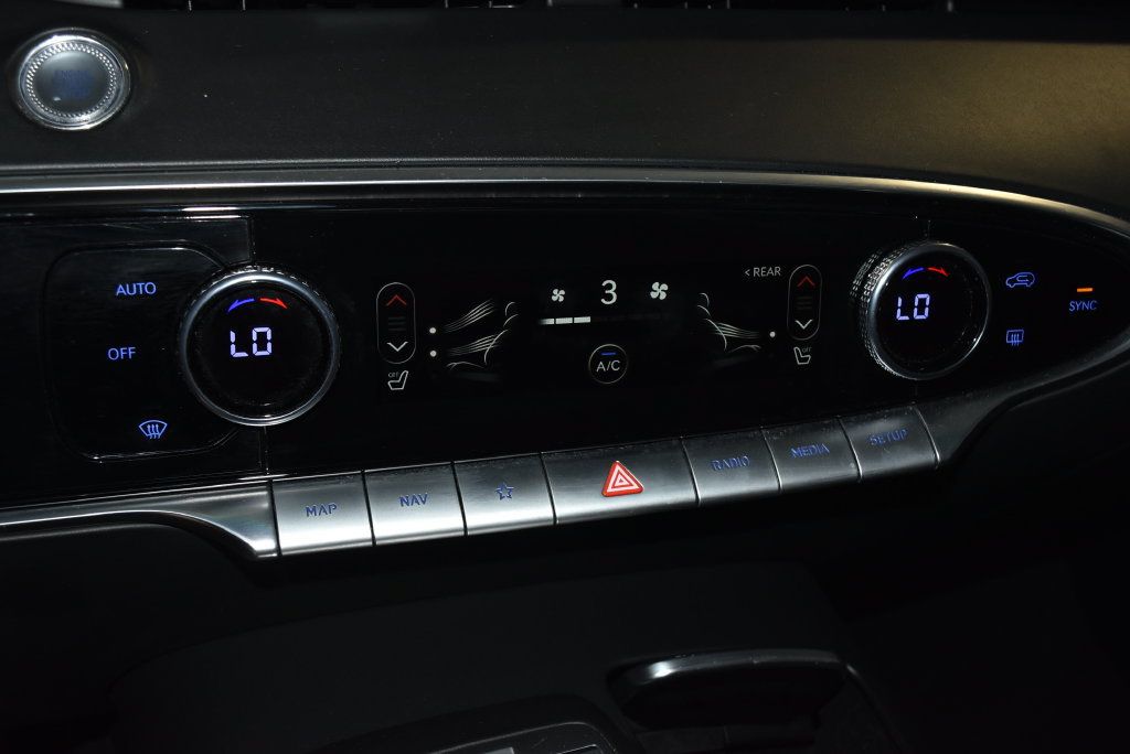 Used 2025 Genesis GV70 2.5T AWD/4WD image 13