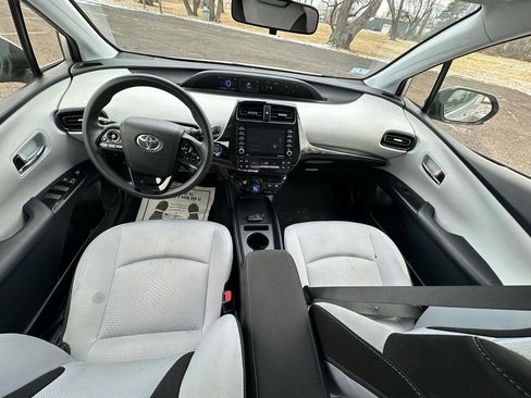 Used 2022 Toyota Prius LE image 12