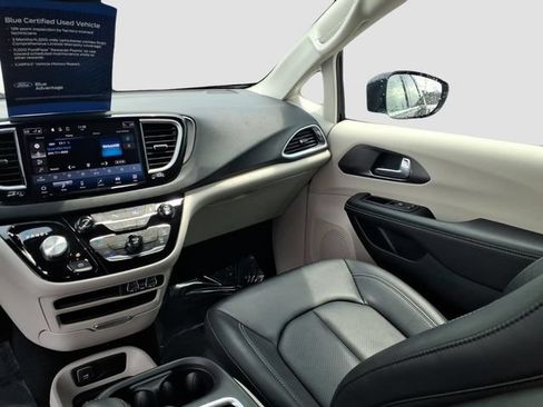 Used 2024 Chrysler Pacifica Touring-L FWD image 11