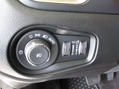 Used 2017 Jeep Renegade Latitude w/ Cold Weather Group AWD/4WD image 14