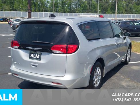 Used 2023 Chrysler Voyager LX FWD image 5