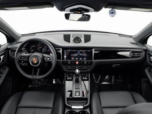 Certified 2025 Porsche Macan image 22