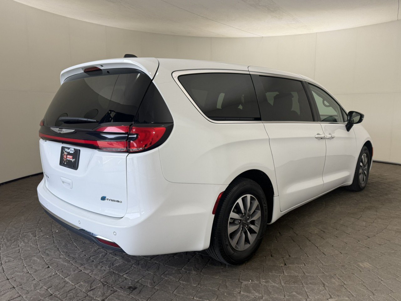 Used 2024 Chrysler Pacifica Limited FWD image 9