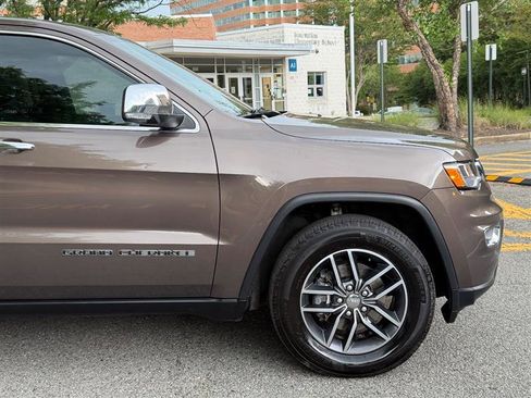 Used 2017 Jeep Grand Cherokee Limited AWD/4WD image 5