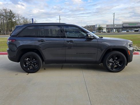 Used 2024 Jeep Grand Cherokee Limited w/ Black Appearance Package image 6