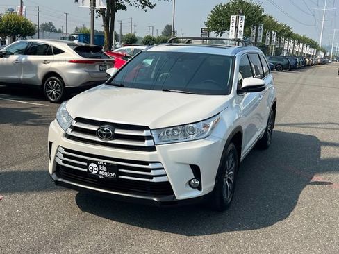 Used 2017 Toyota Highlander XLE w/ Carpet Mat Package AWD/4WD image 3