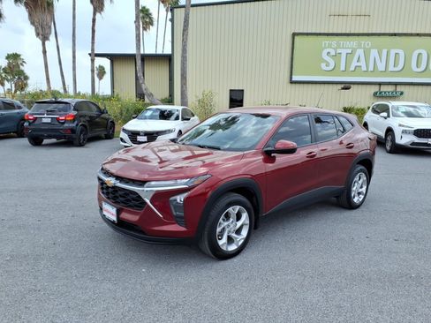Used 2025 Chevrolet Trax LS w/ LS Convenience Package FWD image 4
