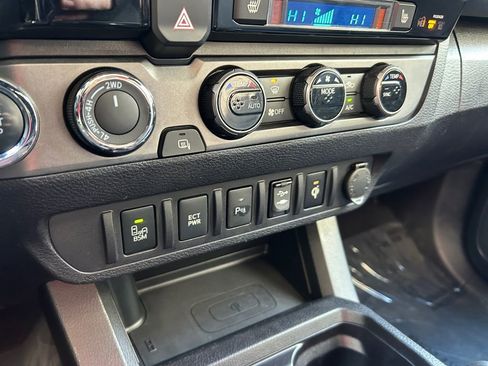 Used 2016 Toyota Tacoma TRD Sport image 37