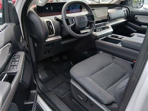 Used 2025 Ford Expedition Active RWD image 9