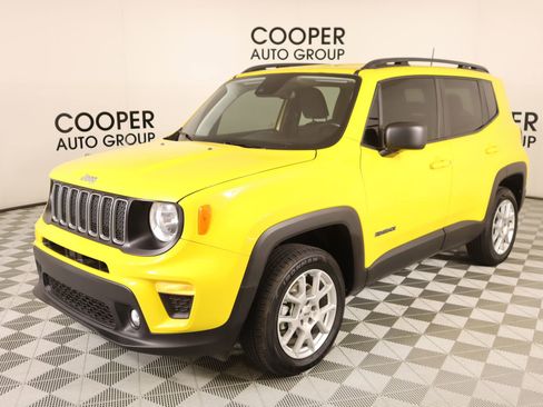 Used 2023 Jeep Renegade Latitude w/ Premium Group image 12