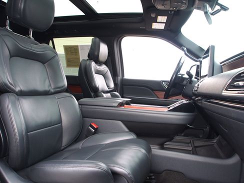 Used 2024 Lincoln Navigator Premiere image 12