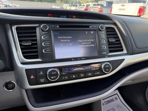 Used 2019 Toyota Highlander XLE FWD image 27