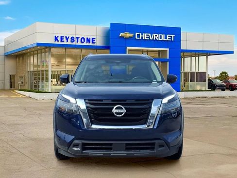 Used 2025 Nissan Pathfinder SV FWD image 2