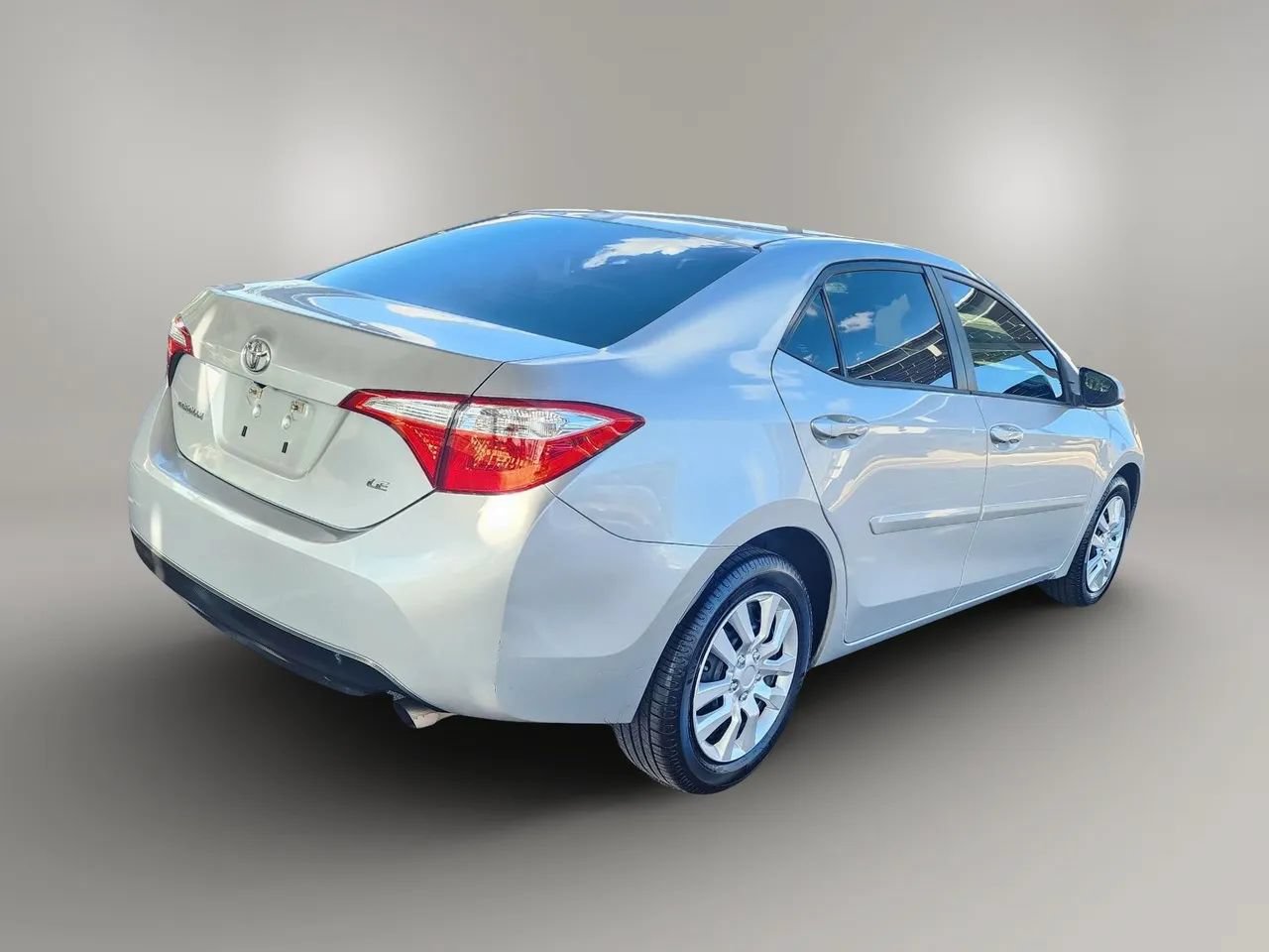 Used 2015 Toyota Corolla LE FWD image 2