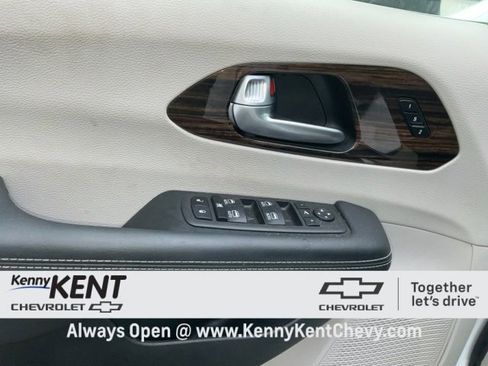 Used 2024 Chrysler Pacifica Limited image 31