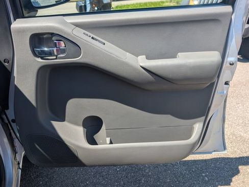 Used 2013 Nissan Frontier SV AWD/4WD image 22