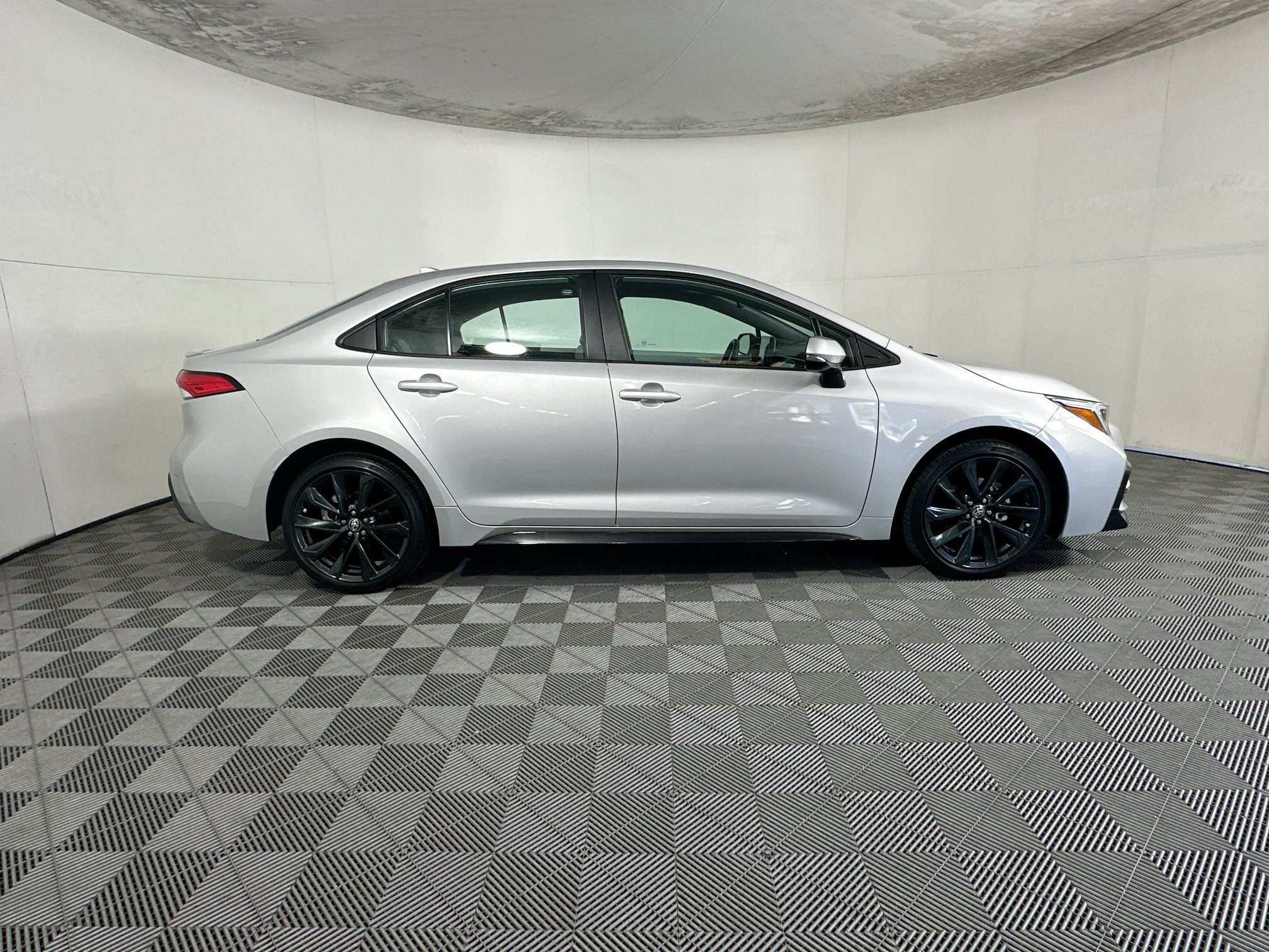 Used 2024 Toyota Corolla SE FWD image 2